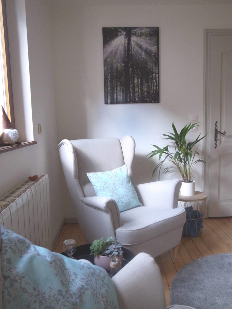 Fauteuil et coussin de détente en lumière naturelle